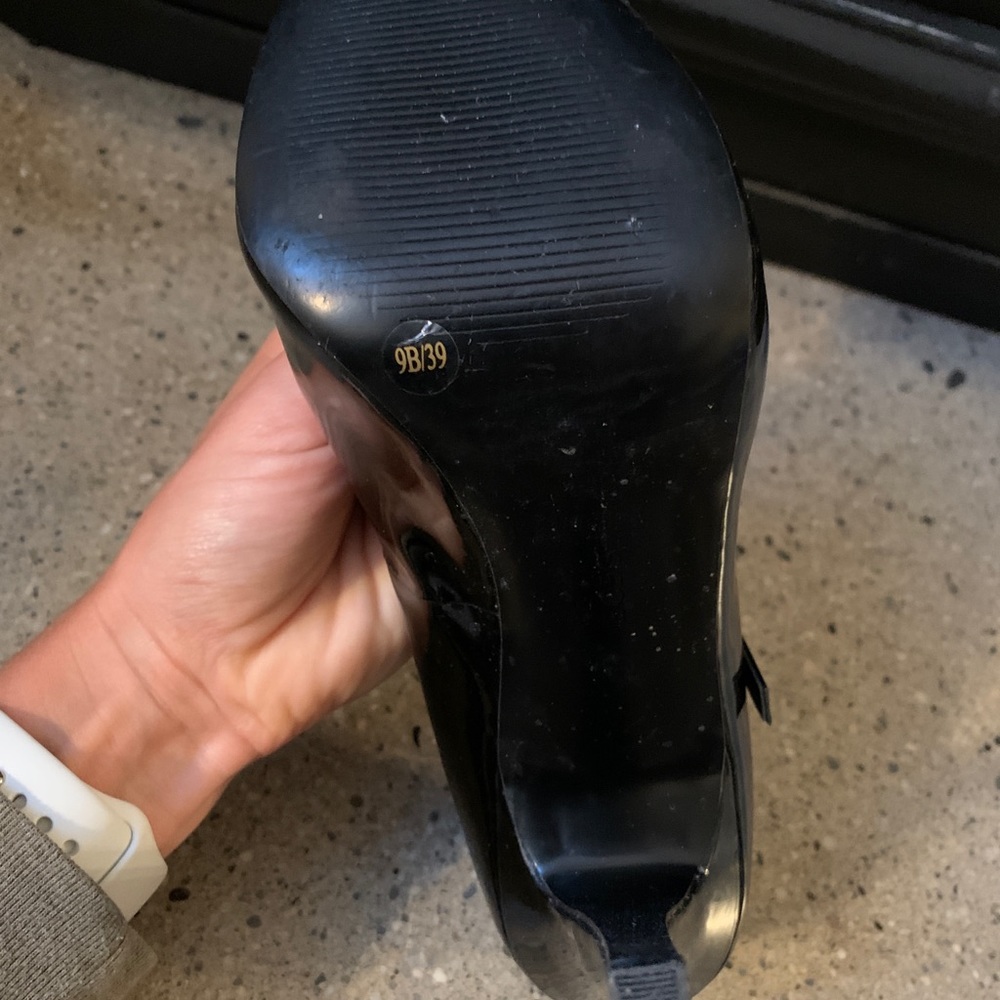 BCBG black patent BG-Paulie pumps